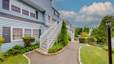 Building Photo - Beautiful 2 Bedroom Multi Level Condo