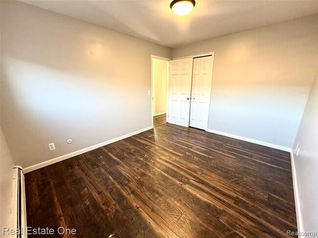 Building Photo - 2445 Torquay Ave