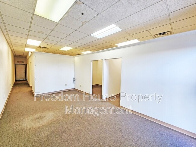 Building Photo - 1231 E Basin Ave