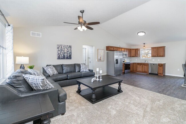 Building Photo - 8 W Persimmon Dr