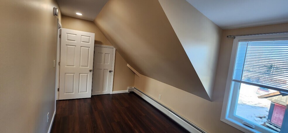 Small Bed Room - 142 College Ave