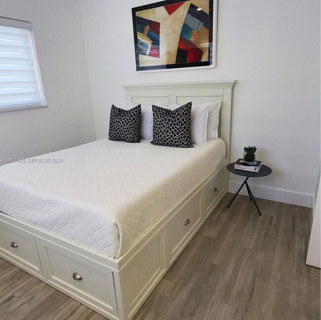 Building Photo - Beautiful waterfront townhouse in the heart of Miami