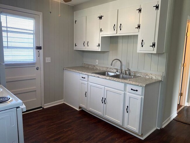 Building Photo - 2 Bedroom Apartment Near Downtown