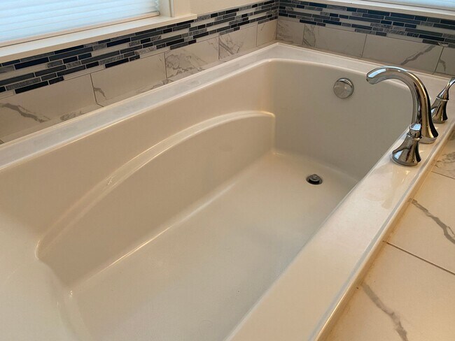 Building Photo - 4 Bedroom Home in the Heart of Sammamish! ...
