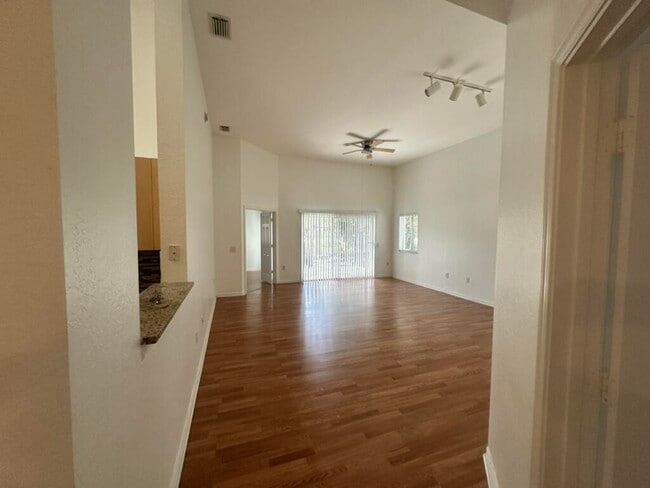 Building Photo - 220 Crestwood Cir