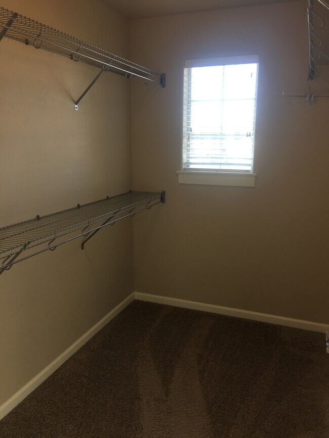 Building Photo - Modern and Spacious Townhome, NE Bend