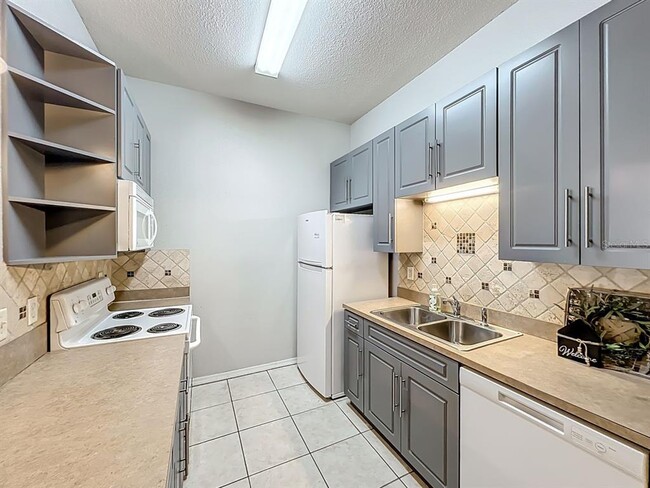 Building Photo - 185 N Pearl Lake Causeway