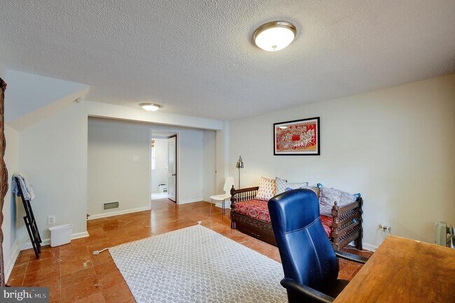 Building Photo - 9420 Holland Ave