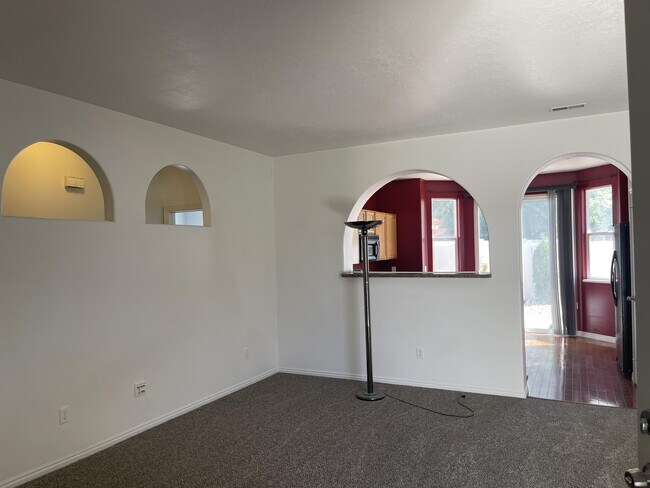 Building Photo - 754 N Bradford Dr