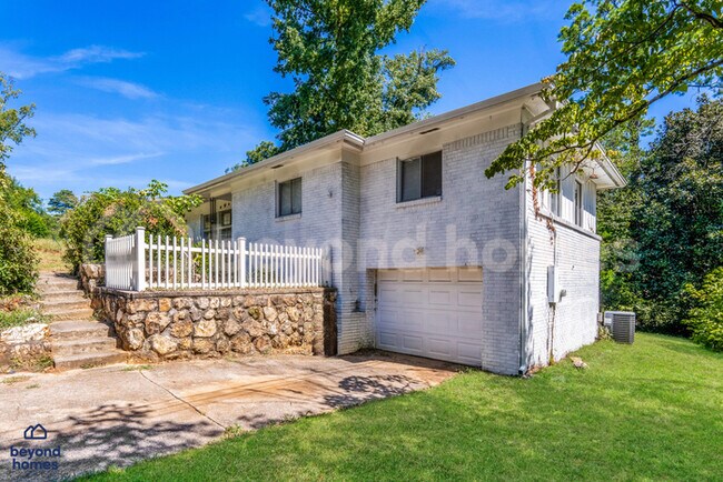 Building Photo - Discover this 3-bedroom, 1.5-bath home in Birmingham’s Spring Lake area!