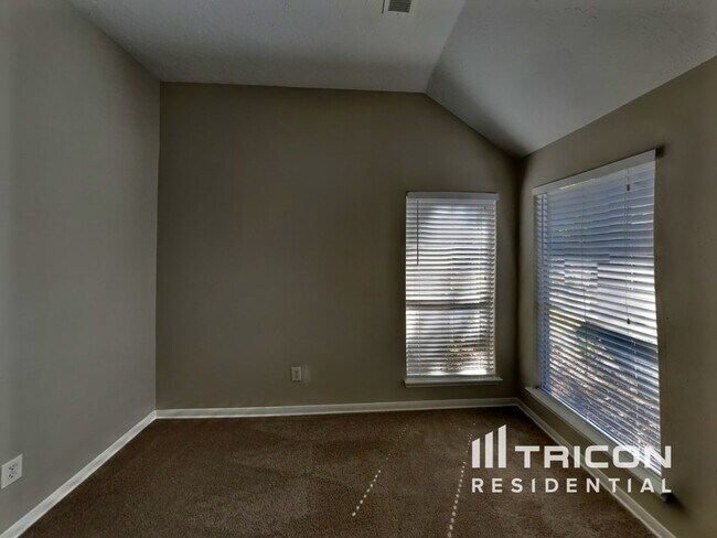 Building Photo - 1919 Creston Dr