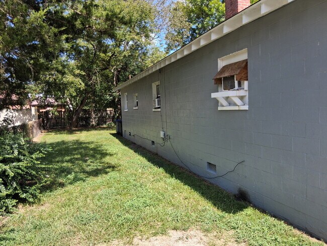Building Photo - 526A Center Street