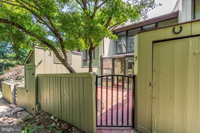 Building Photo - 7 Belaire Way
