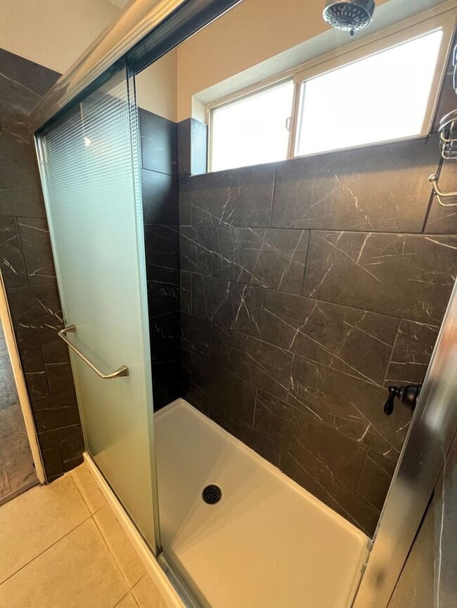 Building Photo - HOUSE FOR RENT