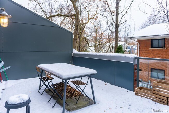 Building Photo - 100 N Center St