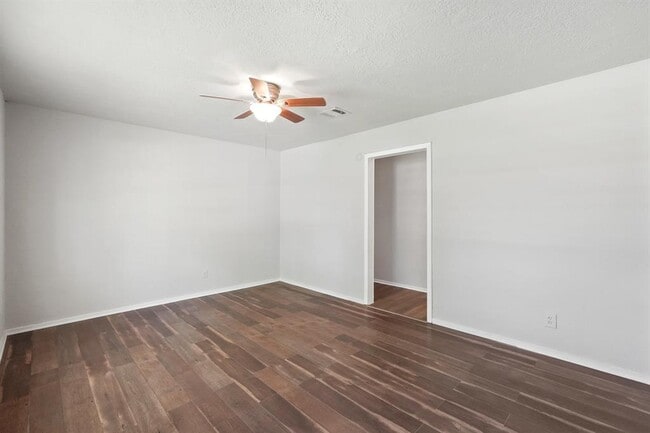 Building Photo - 2206 Hickory Ln