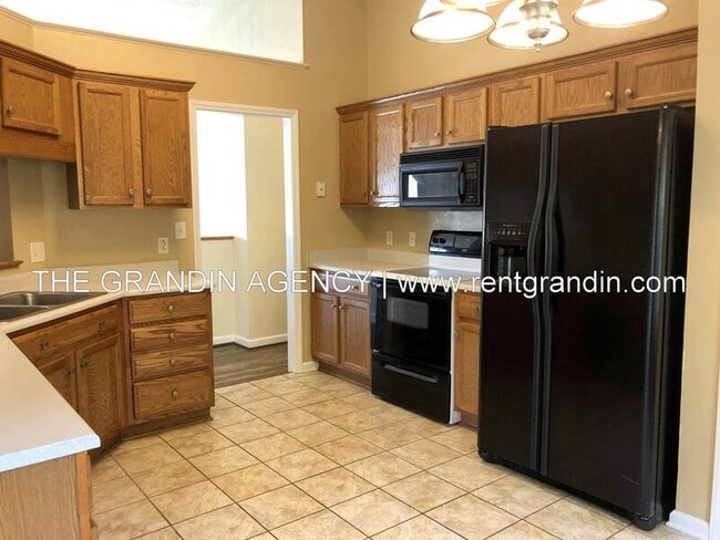 Building Photo - 1811 Meadows Ct