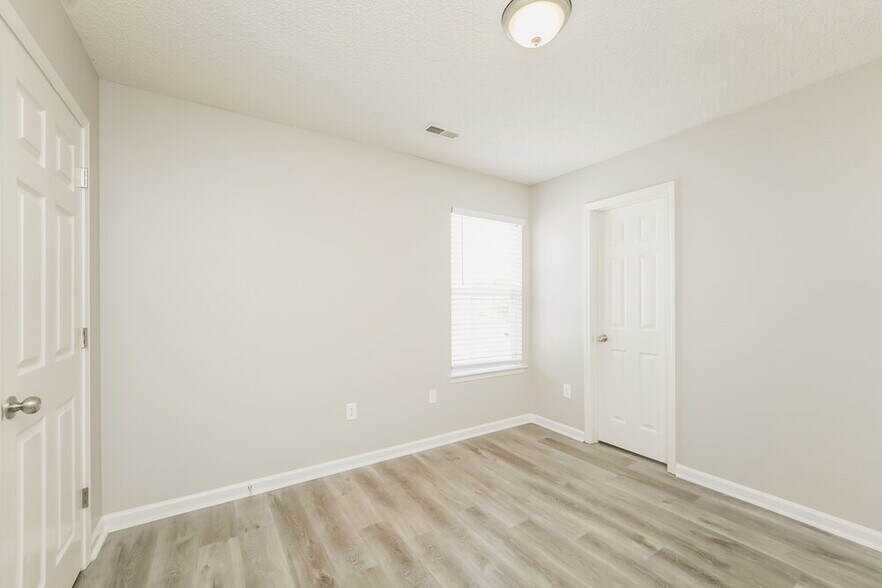 Building Photo - 707 Almora Dr
