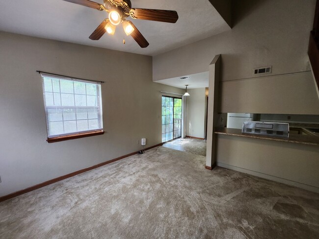 Building Photo - 3 bedroom town home for rent across from F...