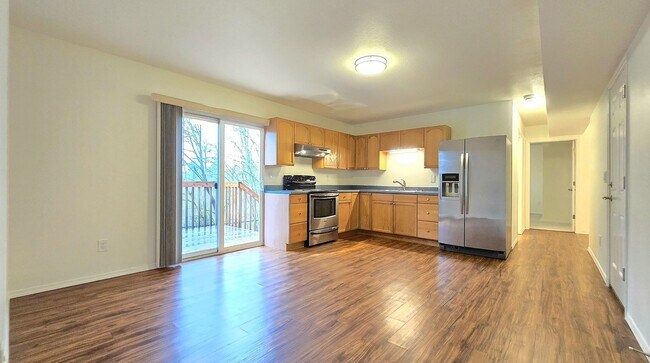 Building Photo - Spacious Home in Lake Stevens Available Now!  Pet Friendly