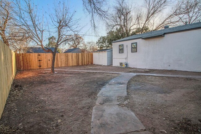 Building Photo - PRE LEASING for fall 2026! 4/2 in heart of Lubbock!