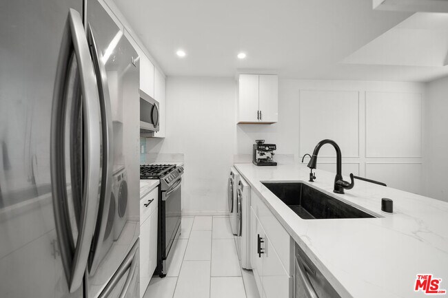 Building Photo - 812 N Hudson Ave