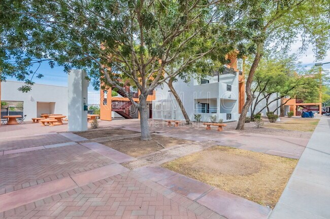 Building Photo - 1005 E 8th St