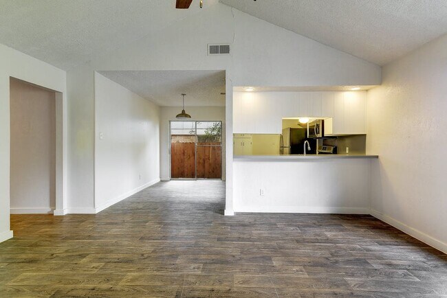 Building Photo - 10505 Little Pebble Dr