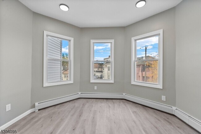 Building Photo - 1033 E 23rd St