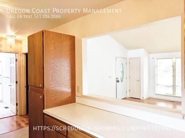 Building Photo - 1115 Walking Wood