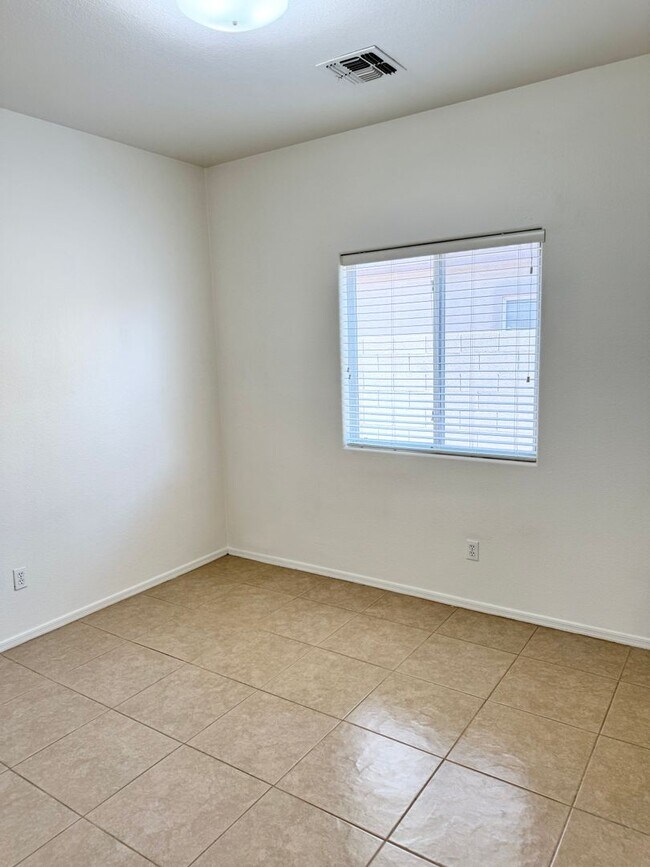 Building Photo - 4 Bedroom/2 Bath Single Level Home In Avondale! Golf Course Lot