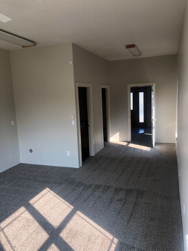 Building Photo - Spacious Redmond Estate on 14 Acres – 4,300+ Sq Ft, Pastures, 4-Car Garage