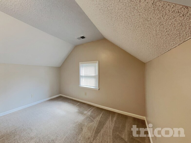 Building Photo - 529 Slew Ave