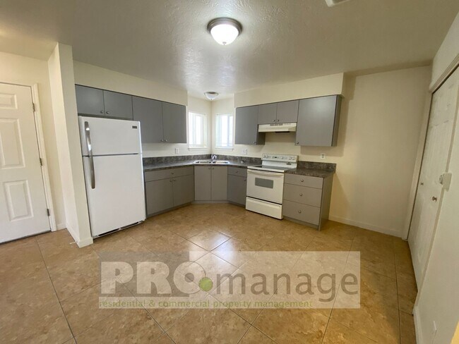 Building Photo - 3 Bed, 1 Bath Apartment w/ 1-Car Garage - Idaho Falls