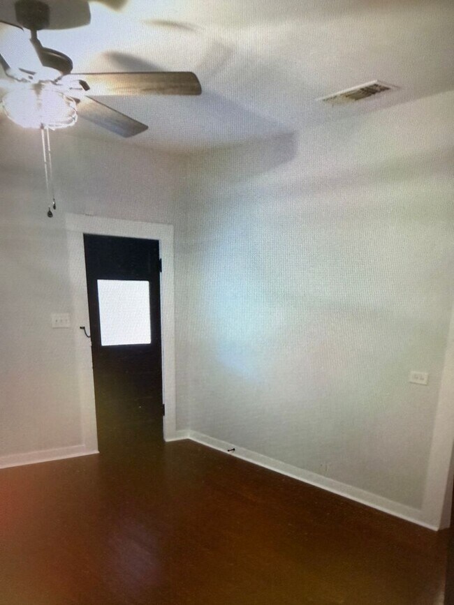 Building Photo - Charming 2 bed 2 bath 1 car garage AND 2 CAR CARPORT!!  Modern Farmhouse with Glassed in Sunroom!