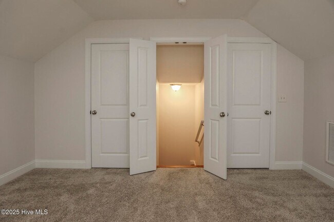 Building Photo - Rental Avail in Olde Point!