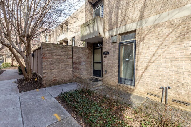 Building Photo - Large SW DC Townhome with Parking