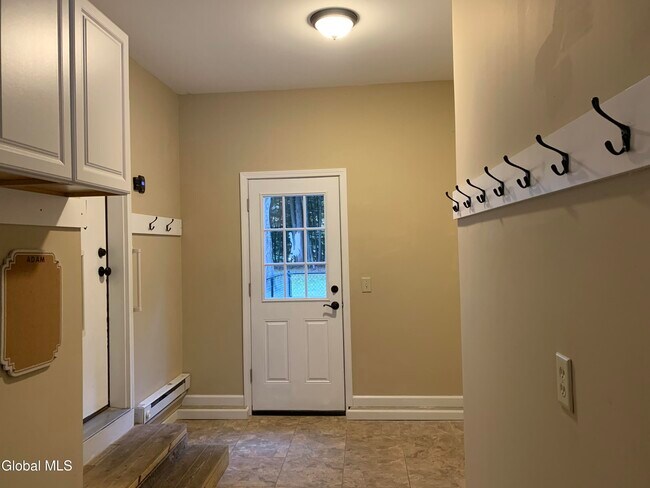 Building Photo - 8 Amanda Ct