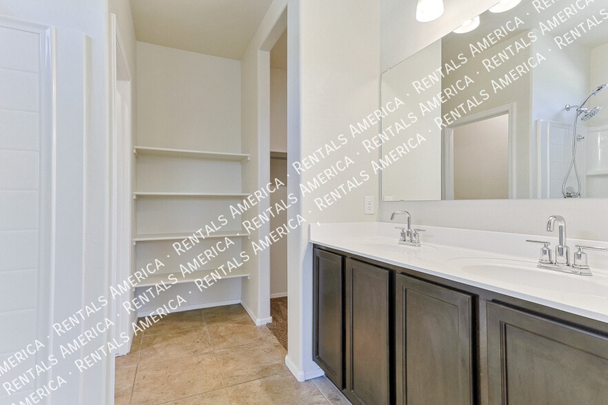 Building Photo - 1243 E Eric Pl