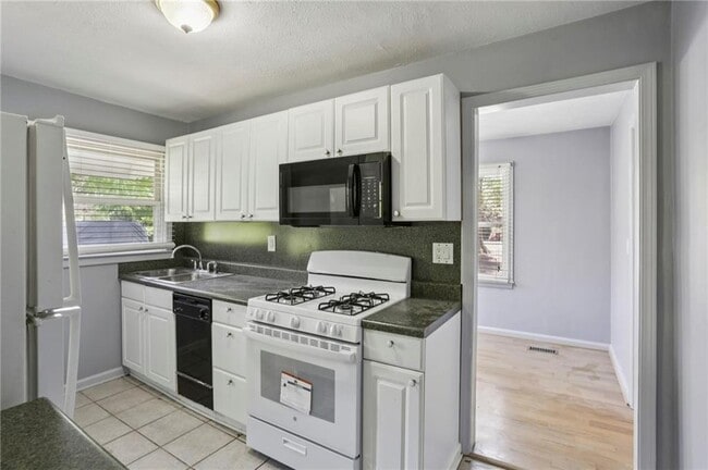 Building Photo - 2266 N Shallowford Rd