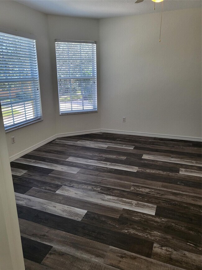 Building Photo - 2040 SE Avon Park Dr