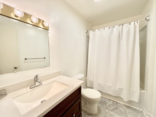 Building Photo - Cozy Brick Ranch in Norfolk!