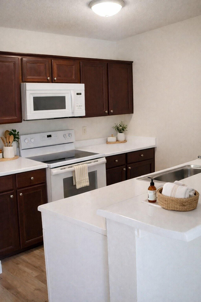 Building Photo - 1715 Meadows Cir W