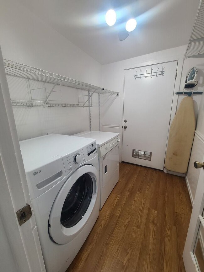 Building Photo - Beautiful 2 bedroom 2 bathroom home!