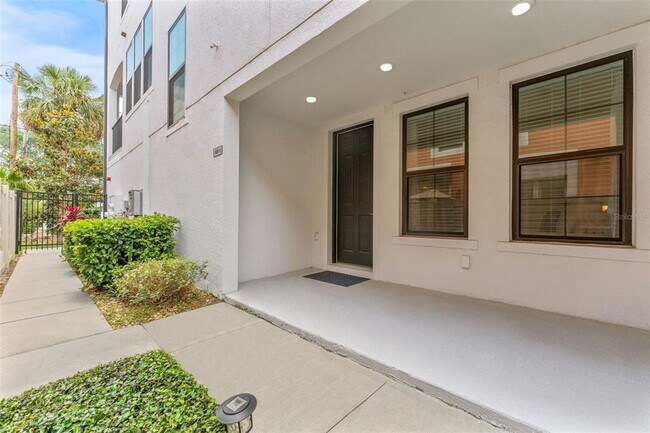 Building Photo - 412 S Albany Ave
