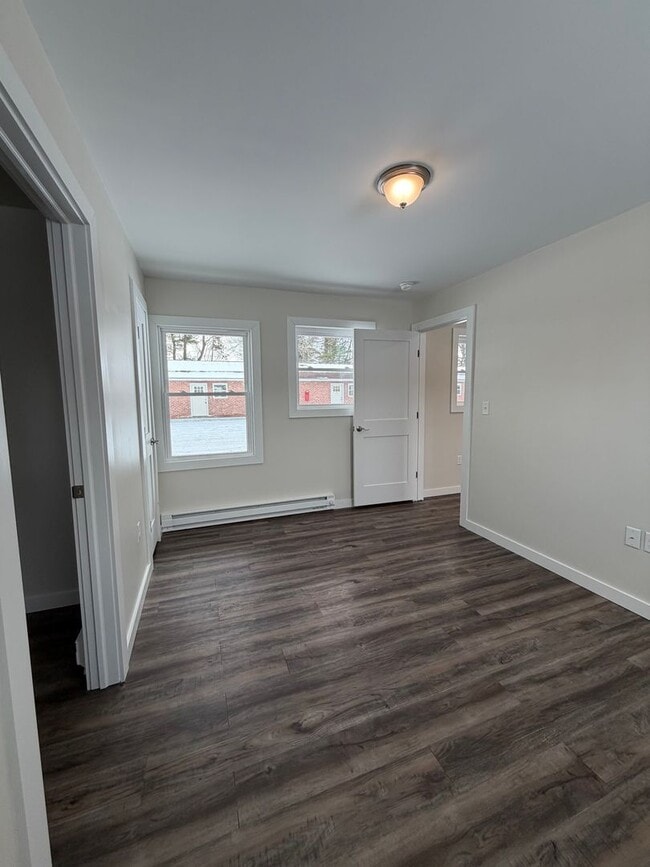 Building Photo - Beautifully remodeled and completed 1 bedroom apartment. FREE MONTH OF RENT!*