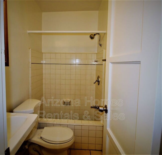 Building Photo - 3545 N Country Club Rd