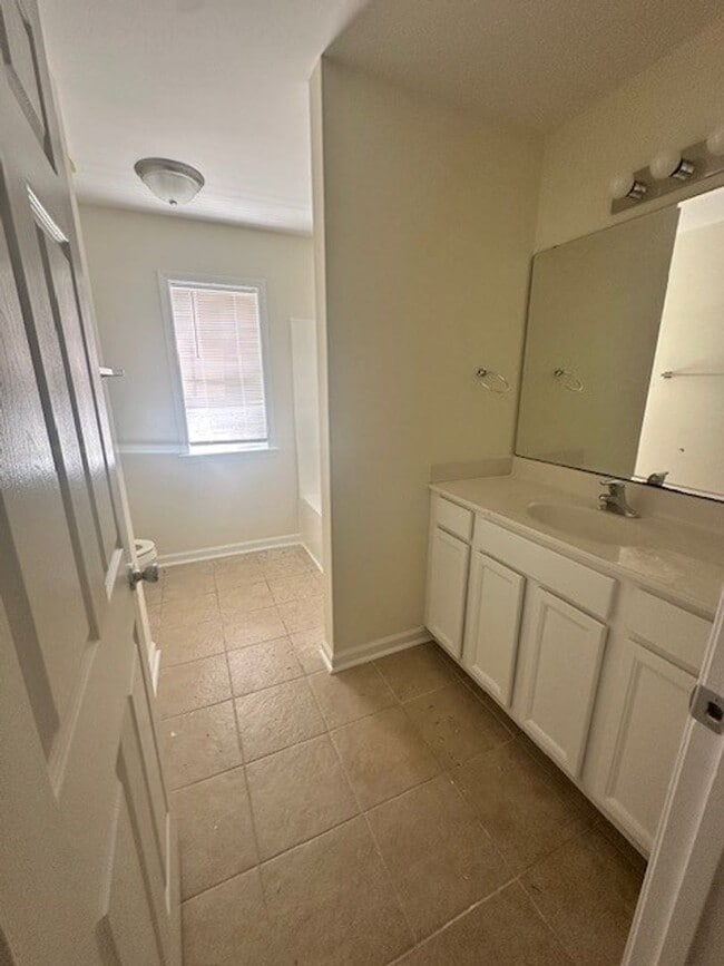 Building Photo - 3 Bedroom Condo
