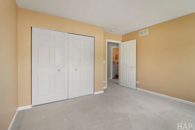 Building Photo - 533 N Red Deer Rd