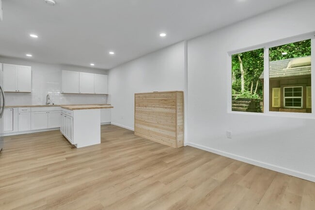 Building Photo - 1720 N Wycoff Ave